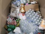 une boîte en carton remplie de bouteilles d'eau et d'autres objets