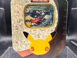 Le jeu de cartes à collectionner Pokémon « Pikachu » est exposé dans une vitrine.