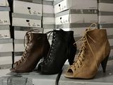 Trois paires de chaussures pour femmes sont posées sur une boîte dans un magasin