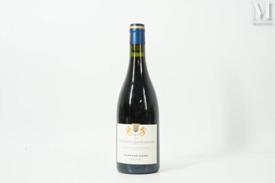 une bouteille de vin posée sur une table