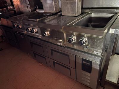 une cuisine équipée d'une cuisinière, d'un four et d'un micro-ondes