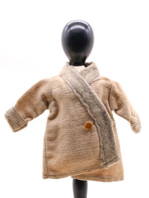 manteau beige sur un mannequin, sur fond blanc