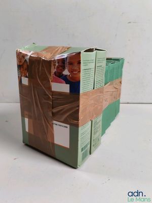 une boîte en carton sur laquelle figure l'image de deux enfants