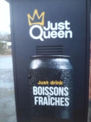 une enseigne sur le côté d'un immeuble sur laquelle on peut lire simplement « queen »