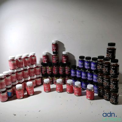 de nombreuses couleurs de peinture différentes sur la table