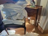 un homme qui se tient debout devant une pile de vêtements