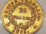 une pièce d'or ornée d'une couronne sur l'avers