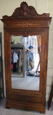 un miroir posé sur le sol d'une pièce