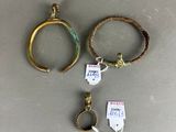 trois bagues en or et un bracelet sont posés sur une table