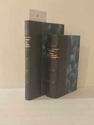 deux livres posés l'un à côté de l'autre sur une étagère