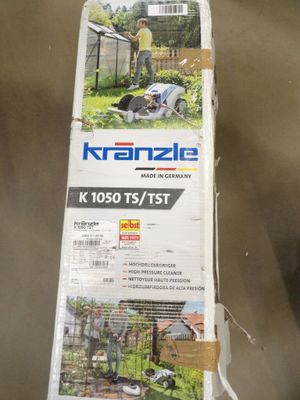 le carton d'une tondeuse à gazon est posé par terre