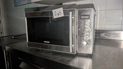 un micro-ondes posé sur un comptoir dans une cuisine