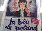 une affiche accrochée au mur de toilettes publiques