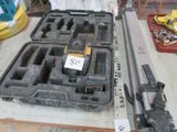 un pistolet et un étui à pistolet posés sur une table