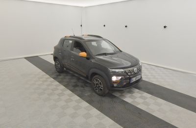 la photo d'une voiture dans un garage au sol en damier