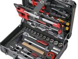une boîte à outils contenant des outils, sur fond blanc