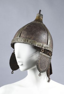 Casque Kulah Khud en tôle d'acier et plaques de laiton gravé… - Photo 1