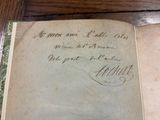 un vieux livre écrit posé sur une table