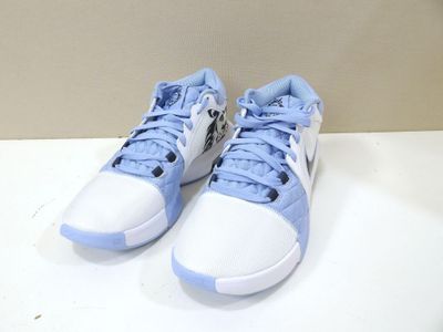une paire de chaussures bleues et blanches posée sur une table