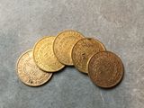 une pile de pièces d'or posée sur une table