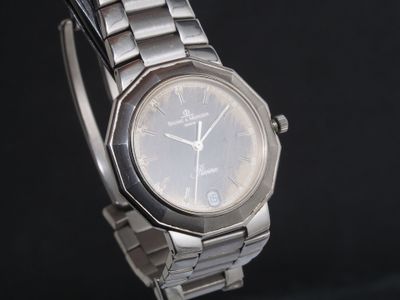une montre posée sur une surface noire