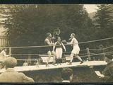 une photo d'époque d'un combat de boxe en pleine journée