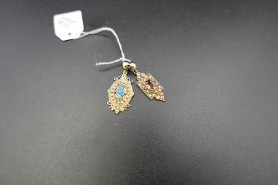 une paire de boucles d'oreilles en or ornées de turquoises et de pierres roses