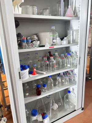 un réfrigérateur sur lequel sont posées de nombreuses bouteilles et récipients