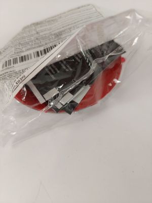 un sac en plastique contenant un objet rouge