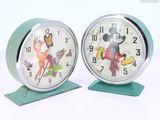 deux horloges posées l'une sur l'autre