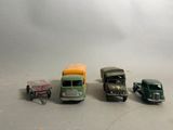 trois camions jouets assis l'un à côté de l'autre