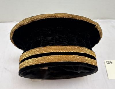 un chapeau noir orné d'un ruban doré