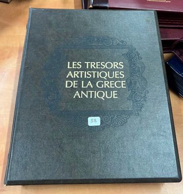 un livre posé sur une table à côté d'un téléphone portable