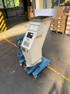 an image of a machine that is sitting in a warehouse