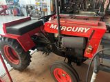 un tracteur rouge garé dans un garage
