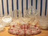beaucoup de plats et de verres en verre sur la table