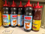 des bouteilles de conserves sont alignées sur une étagère dans un magasin