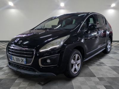 la petite voiture noire est garée dans une grande pièce
