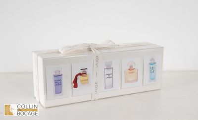 un gros plan sur une boîte de parfums posée sur une table