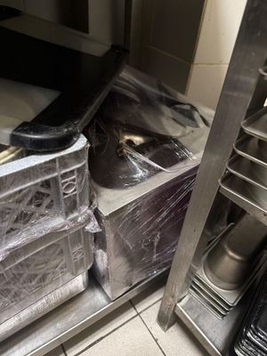 de nombreuses casseroles et poêles alignées les unes à côté des autres dans la cuisine