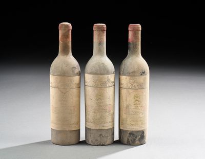 trois bouteilles de vin posées l'une à côté de l'autre sur une table