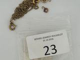 un petit sachet de morceaux de sucre blanc suspendu à une chaîne
