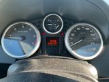 un gros plan du tableau de bord d'une voiture, avec un compteur de vitesse et des jauges