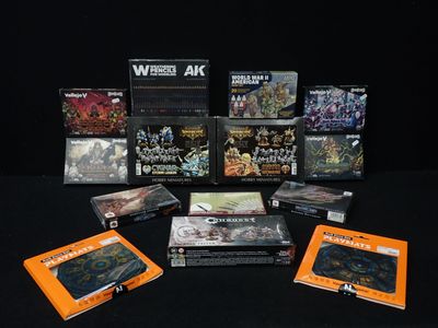 beaucoup de jeux vidéo posés sur une table noire