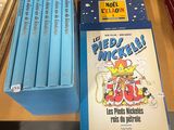 une boîte de livres posée sur une table à côté d'une autre boîte de livres