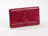 un portefeuille en cuir rouge orné d'un logo monogramme sur le devant