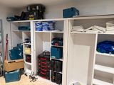 une pièce avec de nombreux rangements et des outils sur les étagères