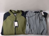 deux vestes pour homme, encore étiquetées, posées l'une à côté de l'autre