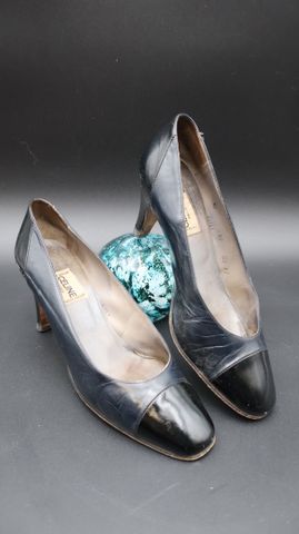 CELINE – Paire de chaussures à talon en cuir bleu marine. Pointur...