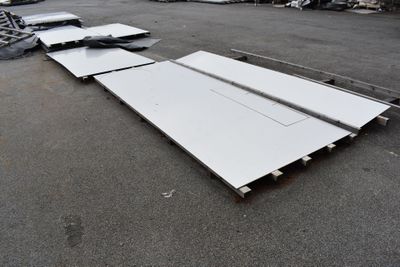 plusieurs morceaux de métal éparpillés sur le sol d'un parking